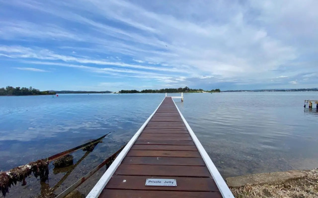 Serenity by the Lake - Romantic Waterfront Couple's Getaway