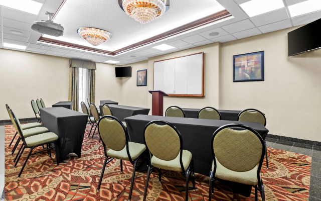 Quality Inn Airport - Cruise Port