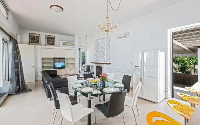 Celebrity Villa Jamie Laing