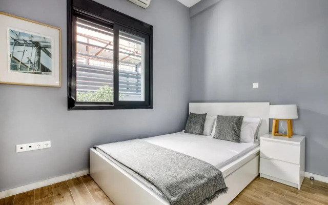 Spacious flat with courtyard and private parking!