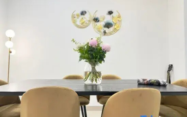 3BR  Retro Jungle Escape Near Darling Harbour