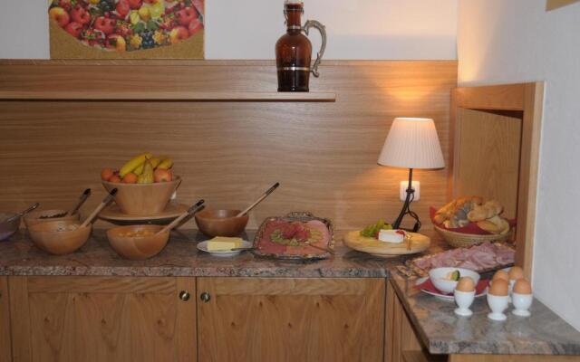 Almchalet Alpenflora