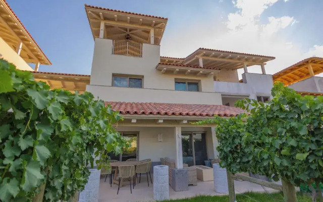 Pueblo Vinícola Parvada by Lumina