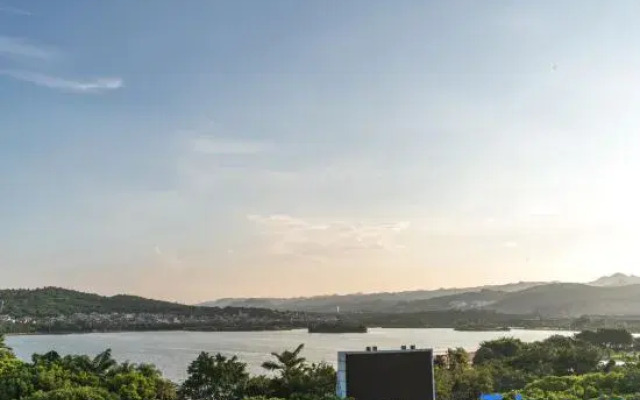 Mile Lake View Baiman Hotel (Wenquan Road Branch)