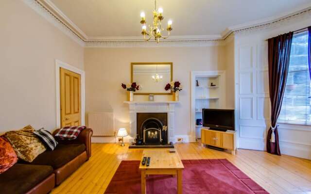 Fabulous Ground-floor 3-bedroom Near Old Town