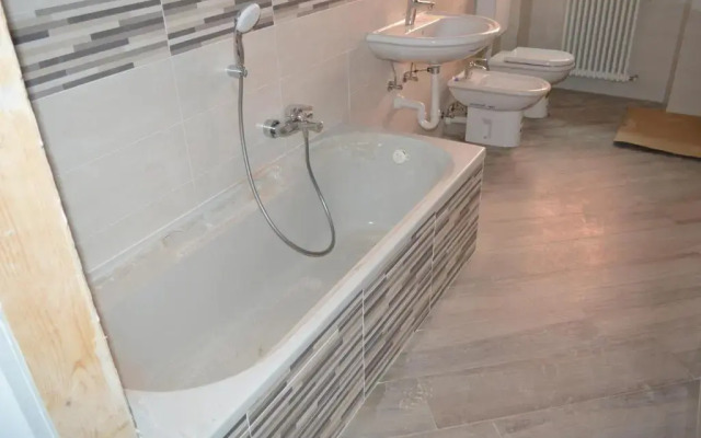 Parravicini Red Flower apartment