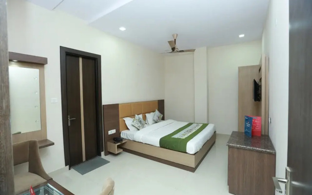 OYO 9007 Royal Crown
