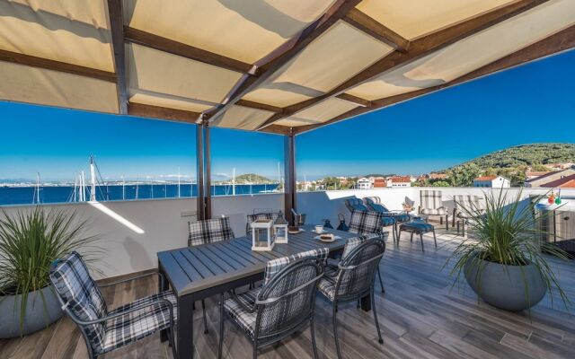 Good Life, Luxury Seafront Apartment