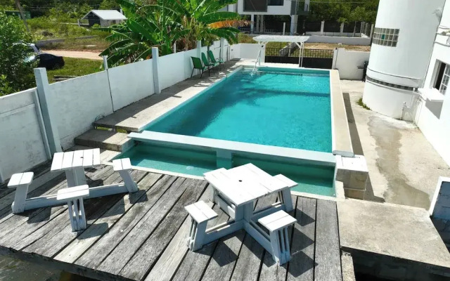 Sea Belize Relaxing Studio w Sea View Pool & Overwater Deck Near Airport, 1st FL