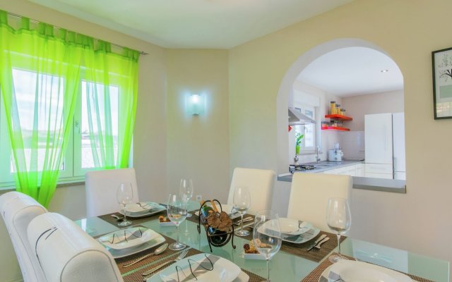 Comfortable villa in Pula with private swimming pool, 4 km from the beach