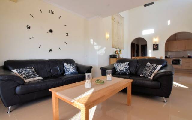 Luxurious Villa in Arenas with Swimming Pool