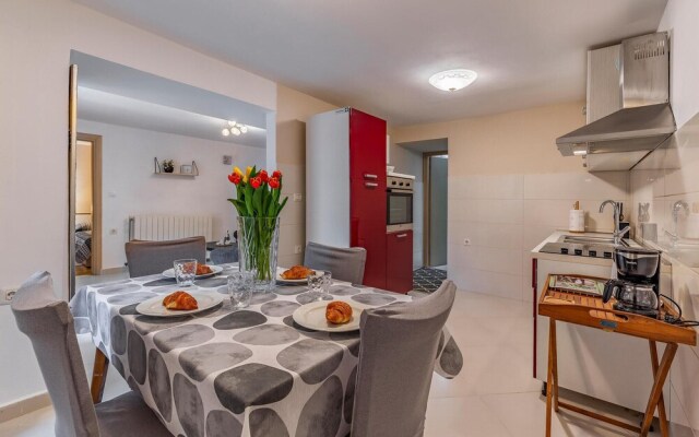 Beautiful Apartment in Liznjan With Wifi and 1 Bedrooms