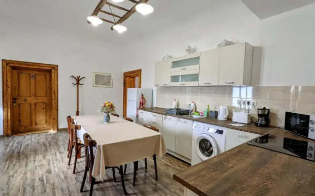 Gästehaus Honigberg next to the Fortified Church of Harman