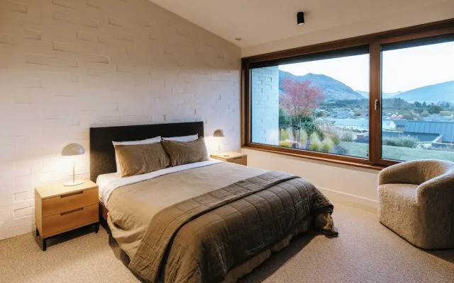 The Brick House - Lake Views - Sleeps 10