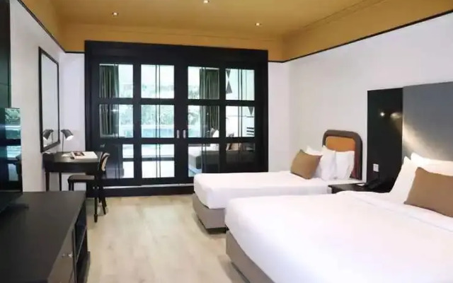 The Quarter Saphankhwai by UHG