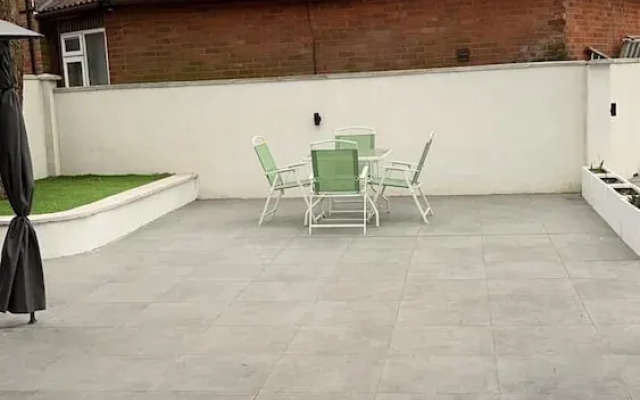 Stylish 6-bed Retreat With Parking and Jacuzzi