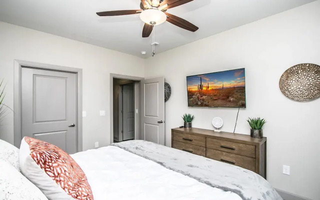 Rooftop Pool, Views, Close to Shops & Dining 1131