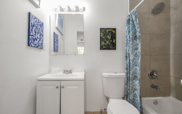 Art King Suite With Priv Bath