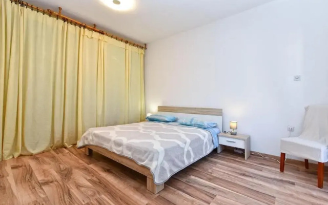 Stylish Family Retreat With Shared Pool