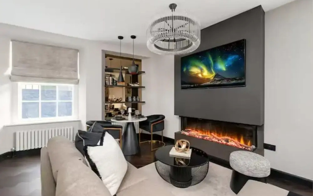 Near Transport - Hot tub - Fireplace - Sleeps 2