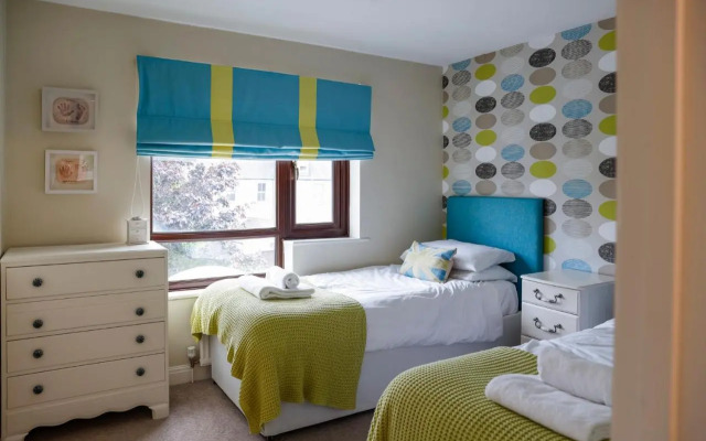 Stylish family home in desirable Penylan + Parking
