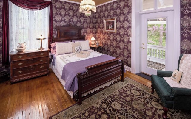 The Steamboat House Bed & Breakfast