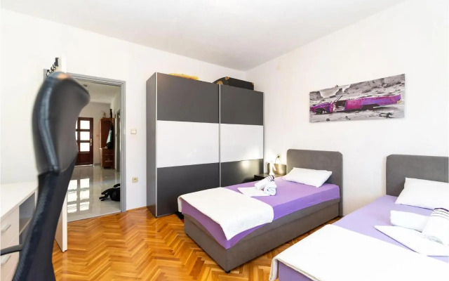 Three-Bedroom Apartment in Rovanjska