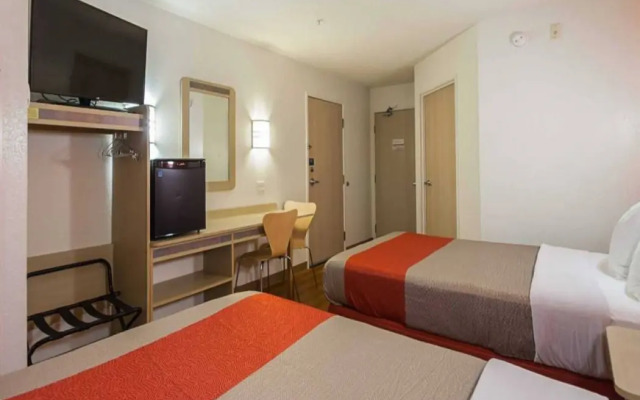 Motel 6 Whitby, ON - Toronto East