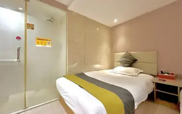 Huachun Hotel (Fuzhou Taijiang District Minjiang Heart)