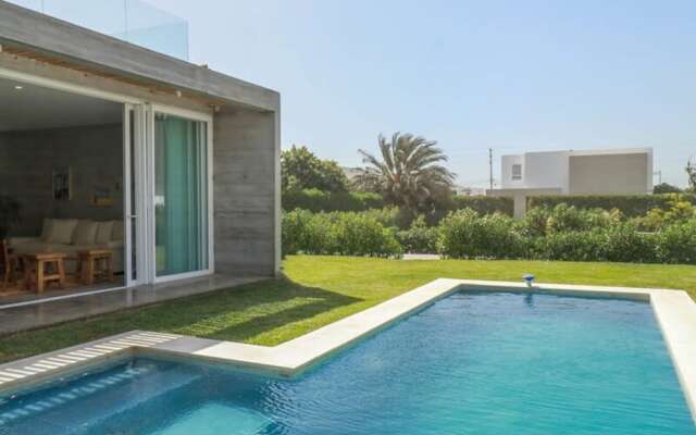 w Modern 4BR Villa With Private Pool in Paracas