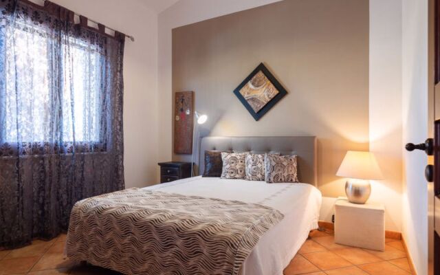 Nicole con Dependance