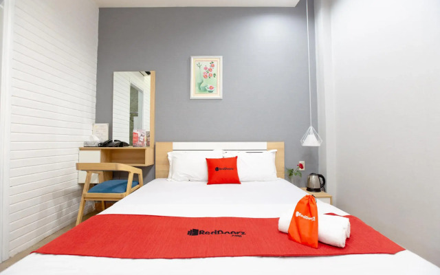 RedDoorz Plus @ Nguyen Thi Thap Street