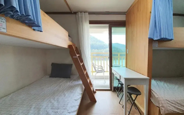 Tongyeong Slobbie Guest House