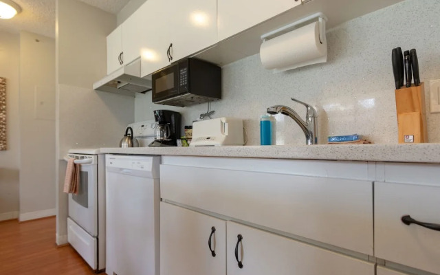 Waikiki Banyan - Pool Deck Level Tower 1 Suite 610