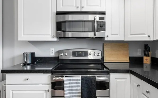 Charming Townhouse Retreat by Cozysuites