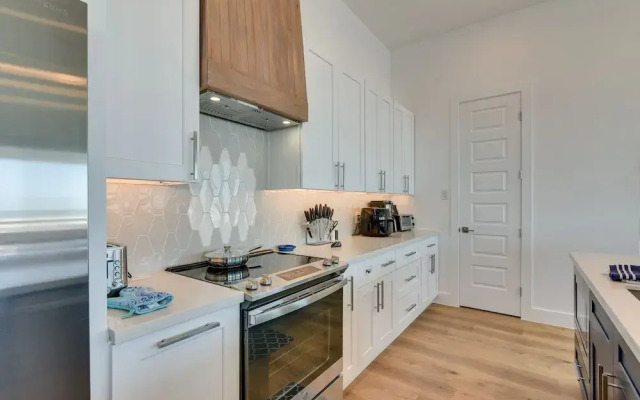 Modern Galveston Vacation Rental: Steps to Beach!
