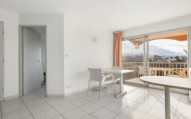 Sunny Waterfront Apartment