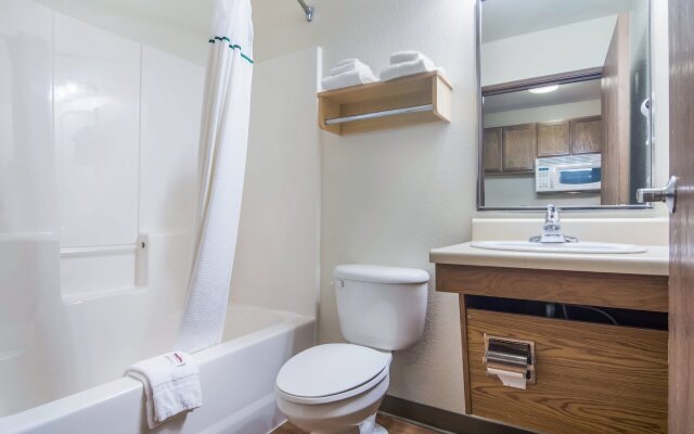 HomeTowne Studios & Suites by Red Roof Bentonville