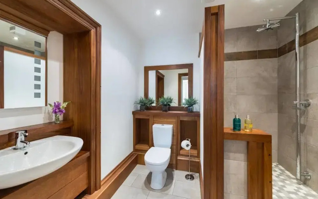 JOIVY Luxury Carlton Terrace Main Door Apartment