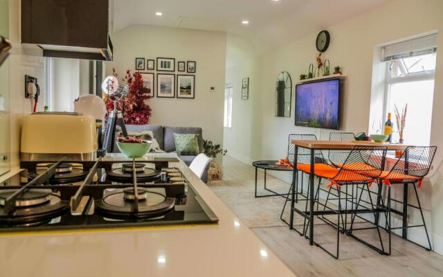 NEW Cosy & Secure - 2 Bed - Free WIFI - Modern & Functional