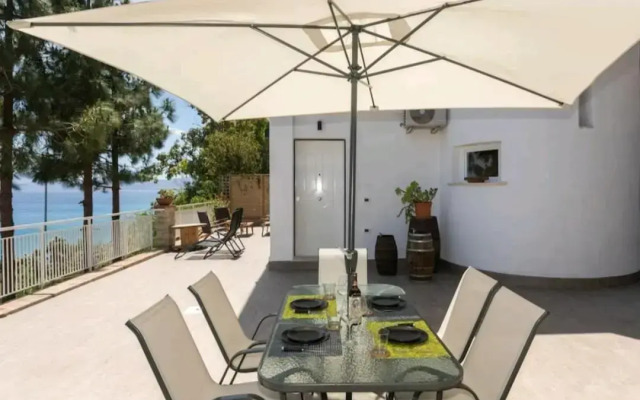 Villa's apartment on the beach, swimming pool A/C