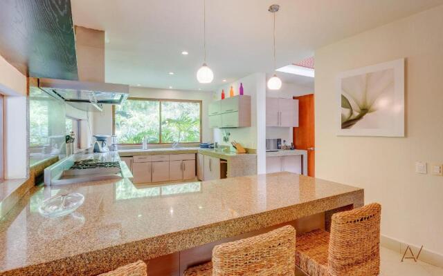 Lavish Villa with Pool I Jacuzzi, Gym & Tennis Court