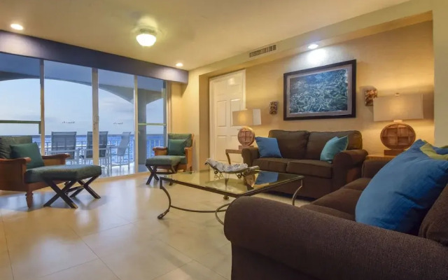 El Cantil Condominiums
