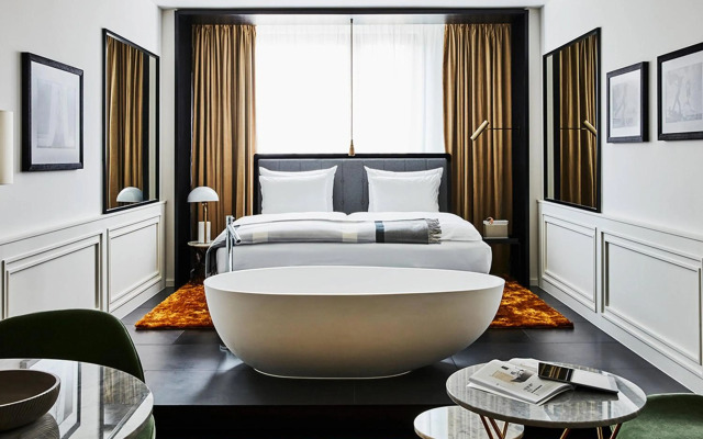 Roomers Munich, Autograph Collection