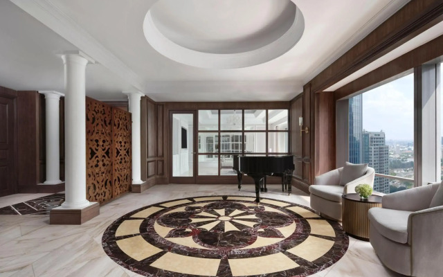 The Ritz-Carlton Jakarta, Mega Kuningan