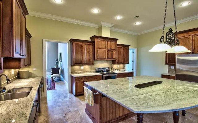 Solterra Vacation Rental: Luxury 3-BR Condo with Lake & Golf Views. Access to Luxury Pool, Hot Tub, and Golf Courses at Lely Resort. Close to Naples Beaches, 5th Avenue S, and Marco Island