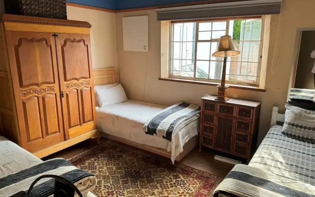 "room in B&B - Adnaan's Secret Garden: Blue Room"