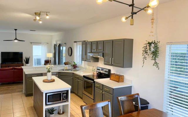 The Shire, Davenport, US