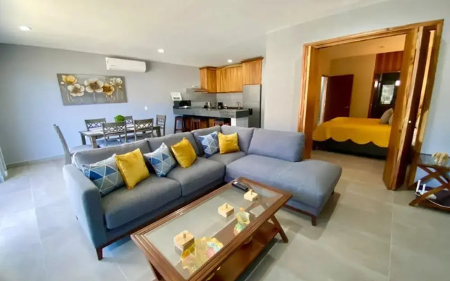 Beautiful New Condo Sea Breeze