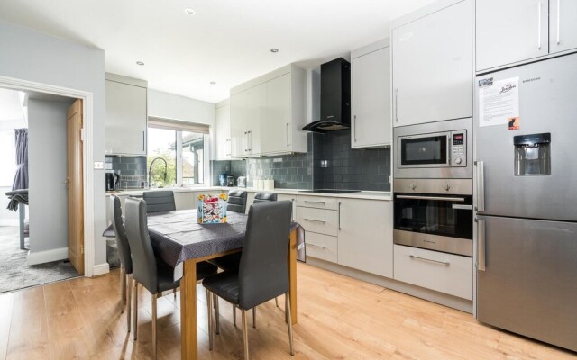 Sleek 2BD Home Close Brent Cross Shopping Centre